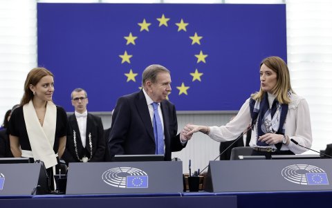 El líder de las fuerzas democráticas, el candidato presidencial Edmundo González Urrutia y Roberta Metsola, presidenta del Parlamento Europeo, en la entrega del Premio Sájarov en Estrasburgo.