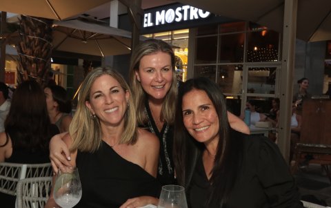 Gina Brescia de De Vries, Diana Granda Villavicencio y María Paola Peñaherrera de Hurel..