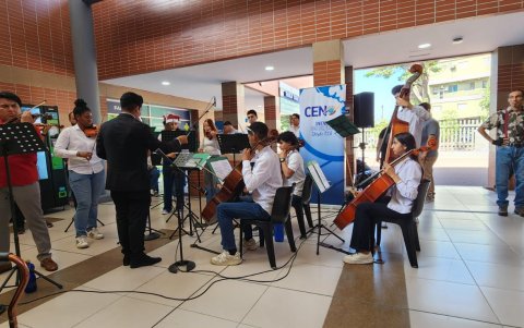 El repertorio incluye desde piezas de Julio Jaramillo hasta villancicos y música clásica.