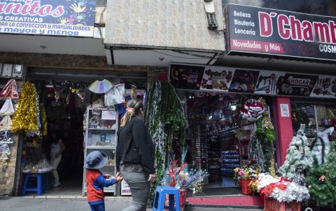 Desde el inicio de la temporada festiva, los establecimientos han invertido en adornos y luces recargables y a batería.