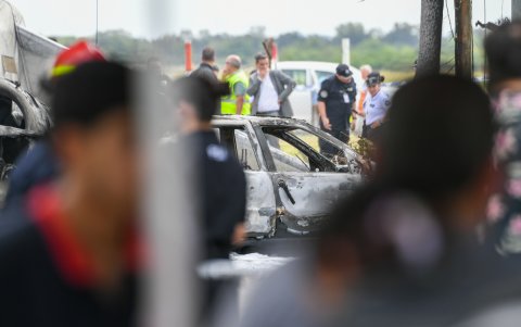 Personas observan los restos de un avión accidentado