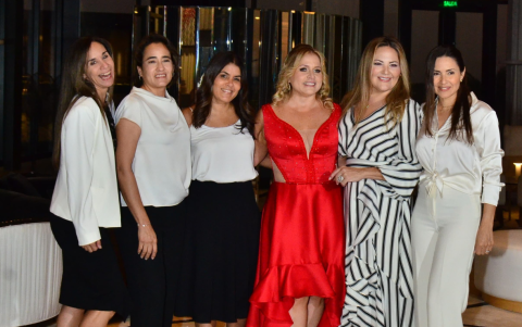 Mirella Gómez de García, María Cecilia Rodríguez de Maldonado, Joan Diminich de Montesdeoca, Camila, Viviana Garibaldi y Lourdes Platón.

AG-EXPRESIONES