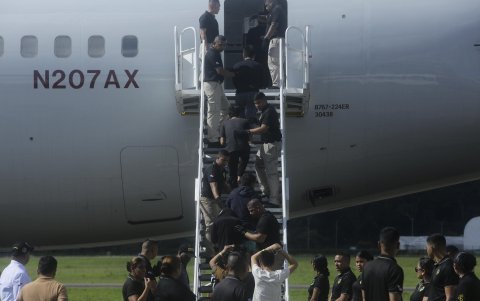 Migrantes de nacionalidad india y vietnamita ingresan a un avión para ser deportados, este lunes en Ciudad de Panamá (Panamá).