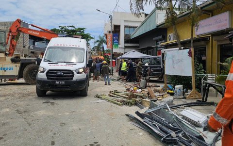 Varios elementos de los equipos de emergencia de Vanuatu buscan supervivientes entre las ruinas de un edificio.
EFE/EPA/Vanuatu Police Force HANDOUT EDITORIAL USE ONLY/NO SALES