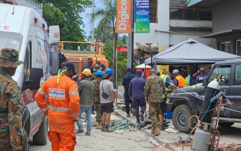 La búsqueda de supervivientes entre las ruinas continua en el país, tras el terremoto de esta semana.
