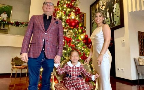 Vitoria con sus padres.