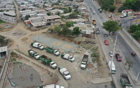 Entorno. Al menos seis vehículos de recolección de desechos se encontraban parqueados afuera de la entrada de Las Iguanas, a escasos metros de un parque y viviendas.