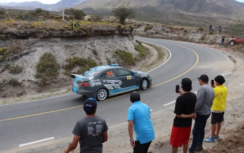 Aficionados al mundo motor se apostaron por las carreteras.
