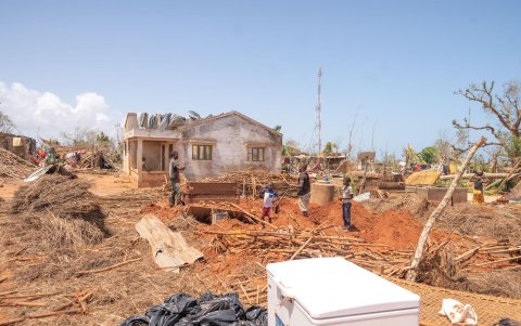 Varias personas caminan entre los destrozos en el distrito de Mecufi, en la provincia mozambiqueña de Cabo Delgado.