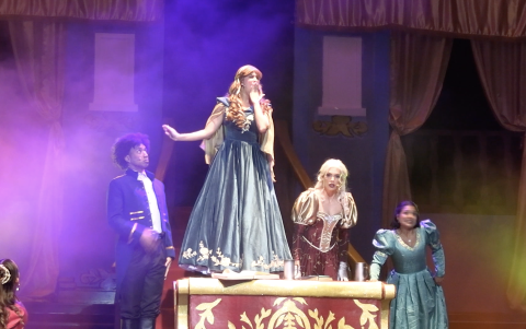 La influencer y actriz Elba González debuta en el teatro con este musical.