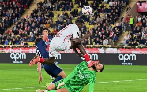 Momento en que el portero Gianluigi Donnarumma recibe el planchazo de Singo