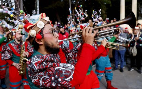 Músicos de una comparsa interpretan música navideña durante el primer día de novenas este lunes, en Bogotá (Colombia).