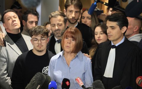 Gisele Pelicot y sus abogados en el Tribunal de Avignon.