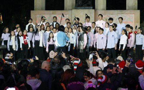 Un coro de niños se presenta durante el primer día de novenas este lunes, en Bogotá (Colombia).
