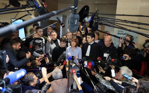 Gisele Pelicot con sus abogados Stephane Babonneau y Antoine Camus, habla con los medios de comunicación.