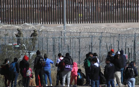 Un grupo de migrantes espera en un punto fronterizo este miércoles, en ciudad Juárez, Chihuahua (México).