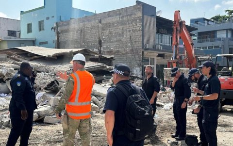 Los rescatistas de Australia y Nueva Zelanda recorren una zona en Vanuatu tras el terremoto de magnitud 7,3 que dejó el martes al menos 9 muertos y 200 herido