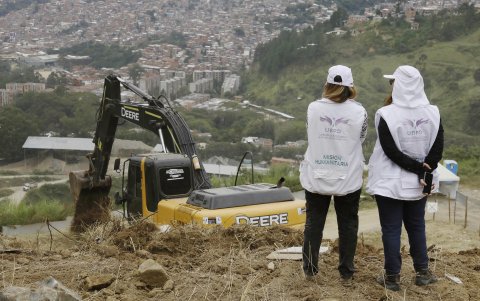 Funcionarios de la Unidad de Búsqueda de Personas Desaparecidas (UBPD) durante una jornada en La Escombrera, en la Comuna 13 de Medellín (Colombia).
