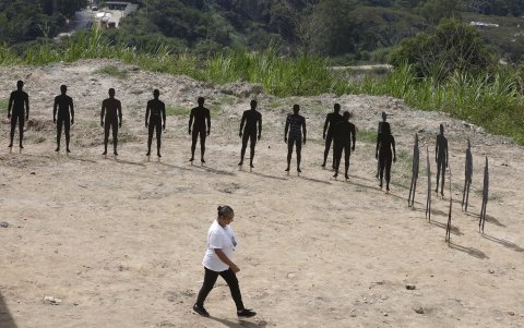 Una persona desaparecida, que asiste a un acto simbólico por los desaparecidos, en La Escombrera de la Comuna 13, en Medellín (Colombia).