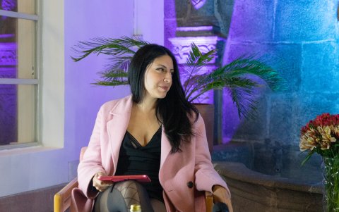 La autora participó en un conversatorio en la capital durante su visita al país.