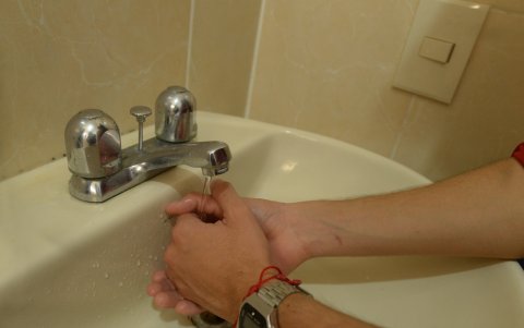 Presión. Ciudadanos como Guillermo Carrillo destacan que el líquido no fluye con la potencia correcta, demorando cualquier uso que se le dé al agua.