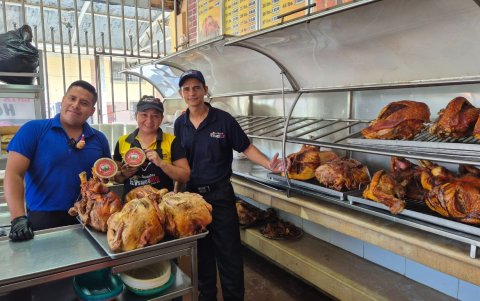 Santiago Zumba (izquierda) es el supervisor de la matriz de El Sabrocito, donde también ofrecen el servicio de hornear pavos o piernas de chancho.