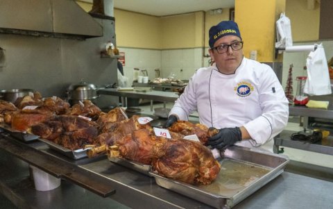 El Sabrosón ofrece el servicio de hornear el pavo o pierna de chancho desde hace 15 años.