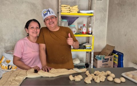 Ángel Velasco, junto a su esposa, elabora panes y ofrece el servicio de hornear proteínas.
