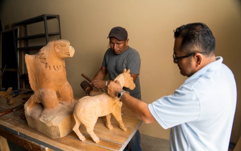 Cada pieza elaborada por Elías cuenta una historia, fusionando técnicas tradicionales con un toque contemporáneo.
