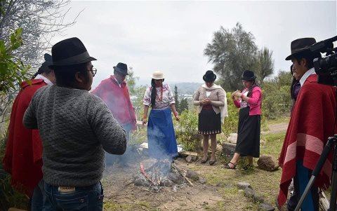 El encendido del fuego no solo es un homenaje, sino también un recordatorio de la fortaleza de la cultura indígena.