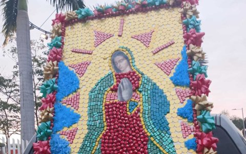 El cuadro elaborado con bombones de diferentes tamaños en honor a la virgen de Guadalupe en La Libertad.