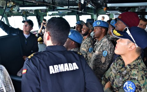 Efectivos de la Armada Española participan en una sesión de entrenamiento en seguridad marítima con miembros de la Policía Marítima del estado somalí de Puntland,