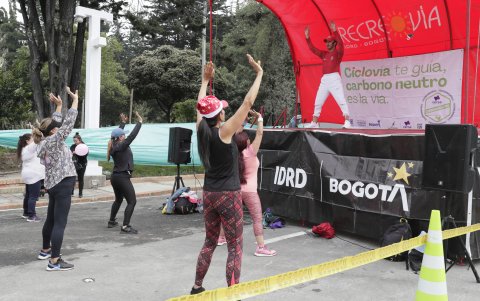 Personas realizan aeróbicos en la ciclovía este domingo, en Bogotá (Colombia).