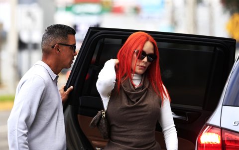 Mireddys González (d), esposa del reguetonero puertorriqueño Daddy Yankee, llega a un tribunal para asistir a una audiencia este viernes, en San Juan (Puerto Rico).