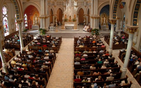 Varias iglesias extienden sus horarios ante la gran demanda.