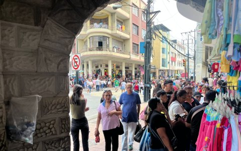 Los ciudadanos transitan por las vías principales que atraviesan la zona comercial, pero el flujo al interior es mucho menor.