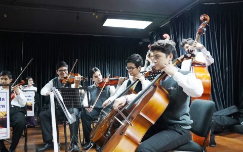 Fomenta la vinculación entre la música contemporánea y la clásica.