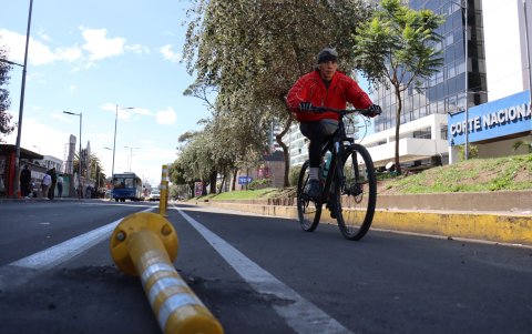 En Quito hay ciclovías segregadas y compartidas. En las primeras se coloca elementos de seguridad para los ciclistas como bolardos.