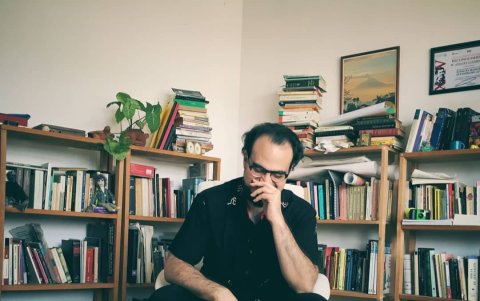 El autor hace un juego con las tramas y la superposición del pasado objeta el futuro.