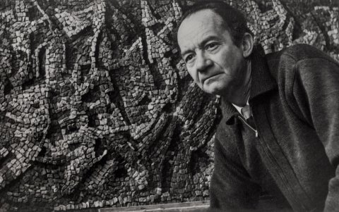 El afamado muralista y escultor quiteño falleció en 1990.