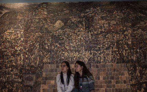 La exposición está dividida en cuatro salas y recoge los bocetos previos a algunos de sus reconocidos murales.