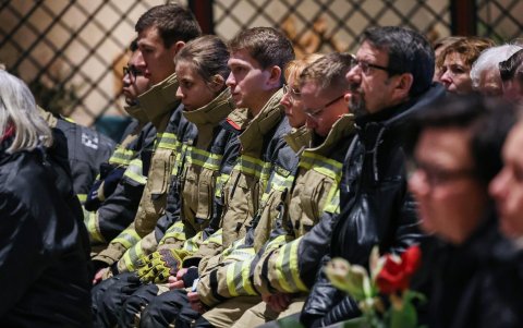 Bomberos y autoridades acudieron a rendir tributo