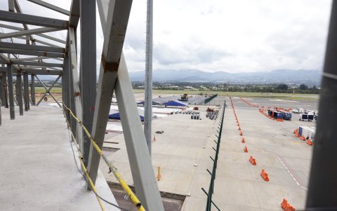 La manga. Este será el noveno puente de pasajeros y conecta con un área de estacionamiento de aviones código E (wide body, como los de Iberia o KLM) y posiciones remotas de aviones código C