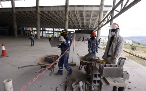 Protección. Los obreros realizan sus tareas bajo estrictas normas de seguridad y calidad.