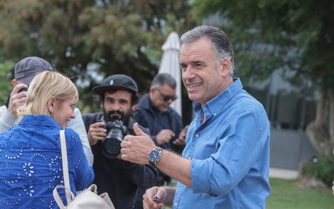 El presidente electo de Uruguay Ymandú Orsi, llega para reunirse con su gabinete de ministros