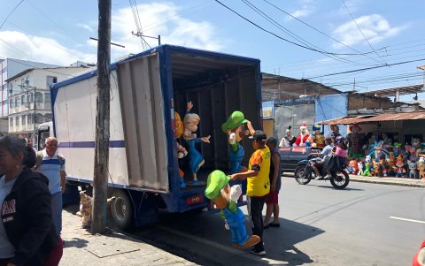 Comerciantes llevan monigotes a diferentes partes del país