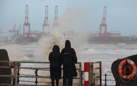 Personas aprecian la fuerza de las olas por temporal.