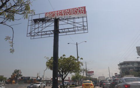 Estructuras. Pese a las reformas de normas, aún hay vallas con el sello de suspensión de actividad.