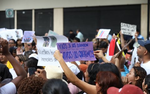 Ciudadanos de Guayaquil asistieron al plantón convocado por el caso de los cuatro niños desaparecidos hace 15 días.