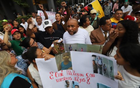 Familiares de los menores desaparecidos asistieton al plantón.